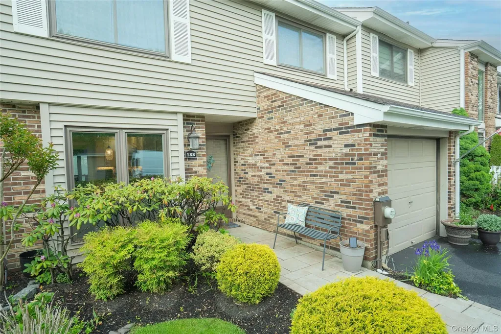 188 Pond View Lane Smithtown NY 11787