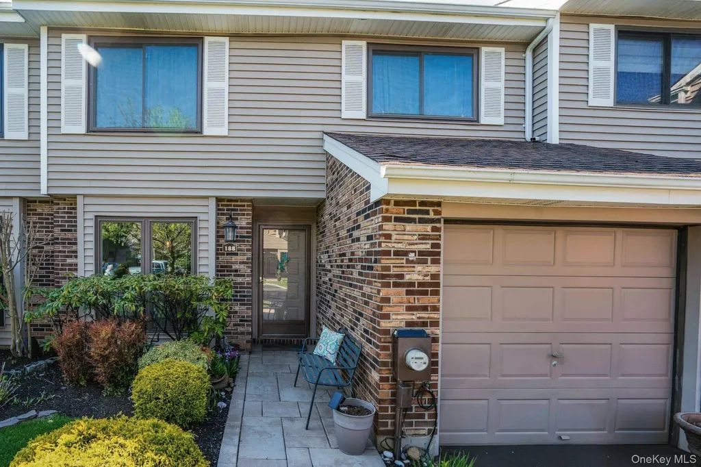 188 Pond View Lane Smithtown NY 11787