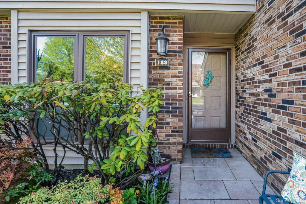188 Pond View Lane Smithtown NY 11787