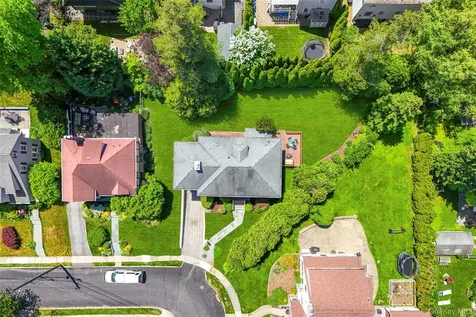 12 Cambridge Court Larchmont NY 10538