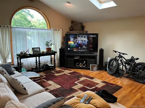 143 Pineview Avenue Bardonia NY 10954