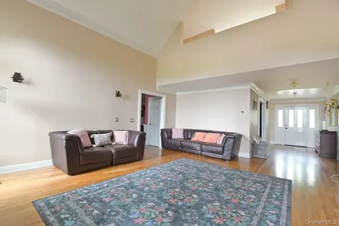5 Easterly Court Manorville NY 11949
