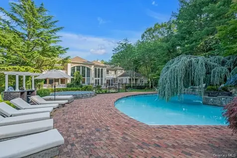 55 Coves Run Oyster Bay Cove NY 11791