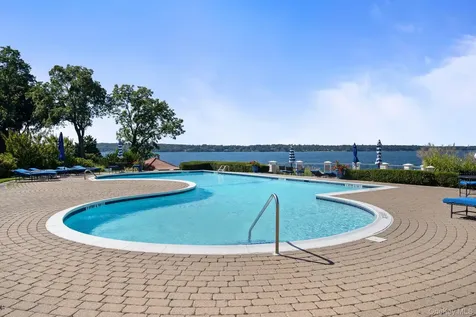 40 Pembroke Drive Glen Cove NY 11542