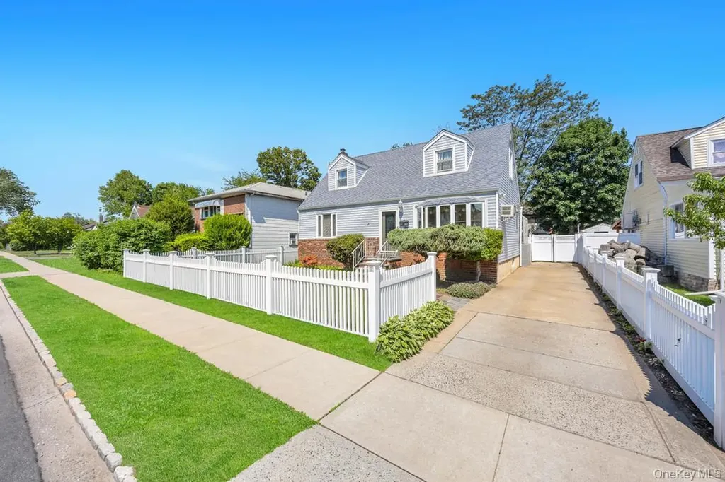190 Sylvester Street Westbury NY 11590
