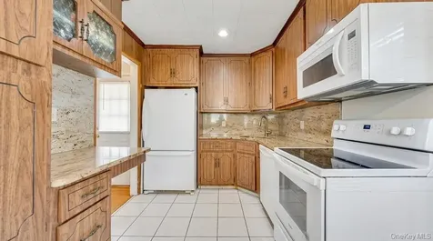 190 Sylvester Street Westbury NY 11590