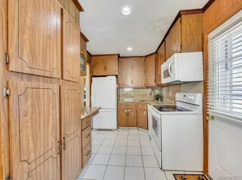 190 Sylvester Street Westbury NY 11590