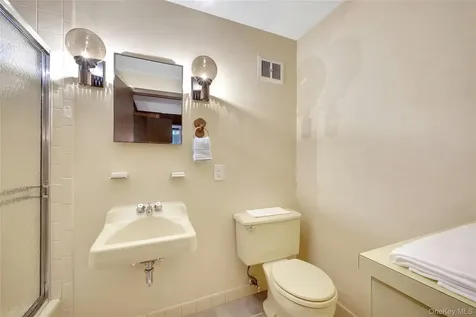 65 Holly Place Briarcliff Manor NY 10510