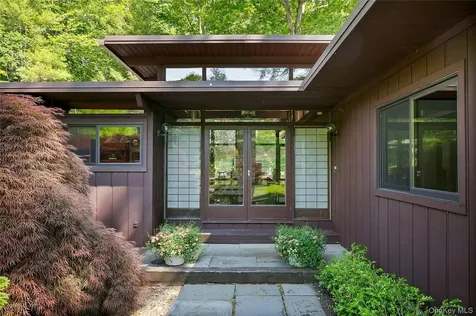 65 Holly Place Briarcliff Manor NY 10510