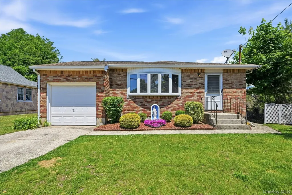 98 Evergreen Avenue Bethpage NY 11714