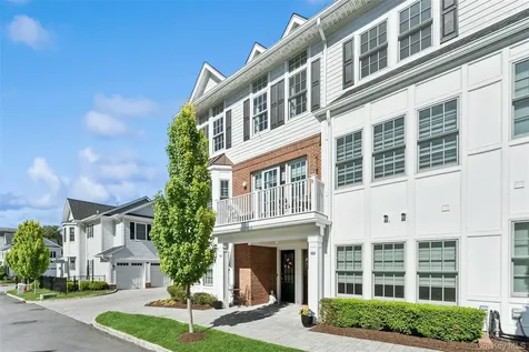 1001 Mill Creek N Roslyn NY 11576