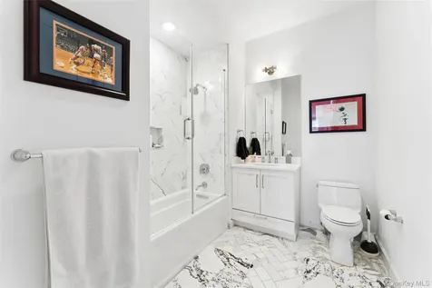 1001 Mill Creek N Roslyn NY 11576