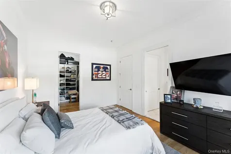 1001 Mill Creek N Roslyn NY 11576