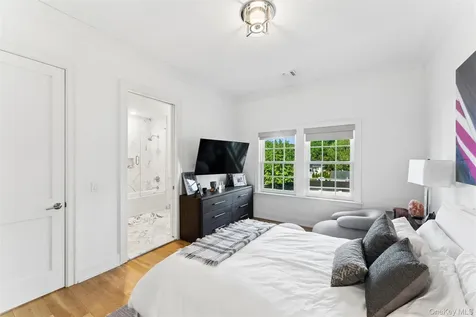 1001 Mill Creek N Roslyn NY 11576