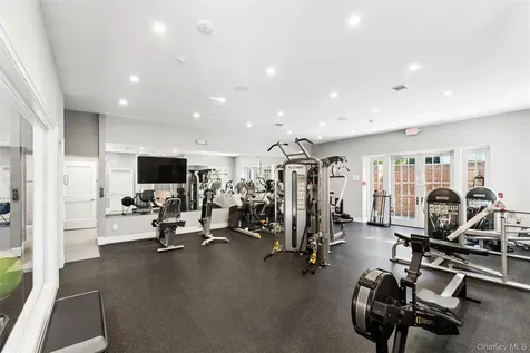 1001 Mill Creek N Roslyn NY 11576