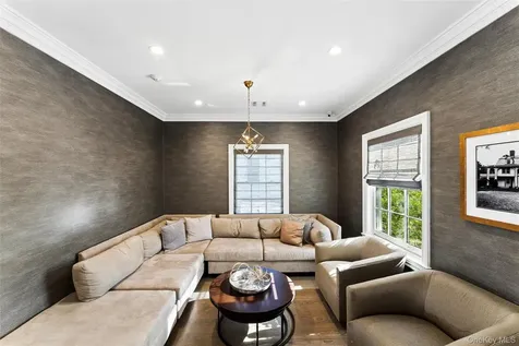 1001 Mill Creek N Roslyn NY 11576