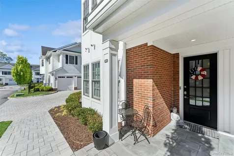1001 Mill Creek N Roslyn NY 11576