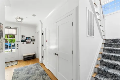 1001 Mill Creek N Roslyn NY 11576