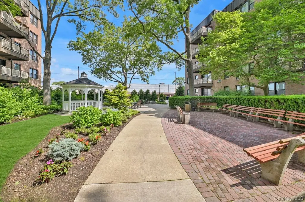 4 Birchwood Court Mineola NY 11501