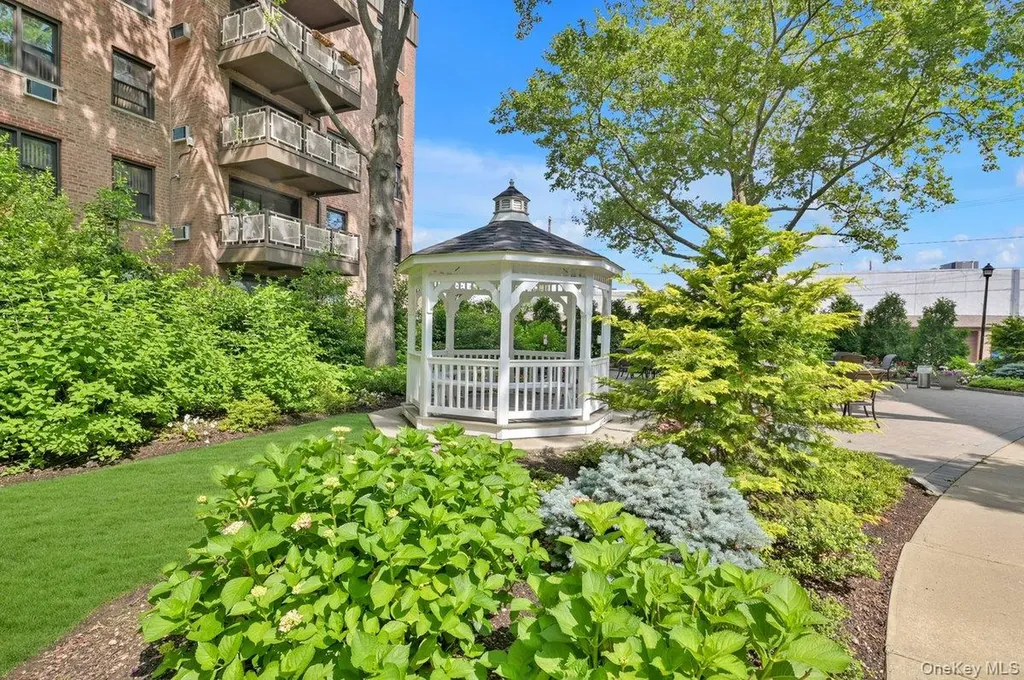 4 Birchwood Court Mineola NY 11501