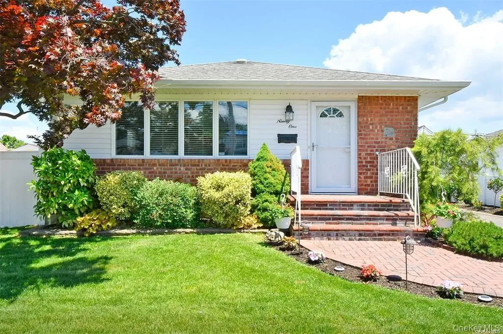 91 Pollok Place Hicksville NY 11801
