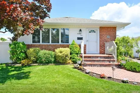 91 Pollok Place Hicksville NY 11801