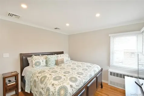 91 Pollok Place Hicksville NY 11801
