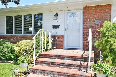 91 Pollok Place Hicksville NY 11801