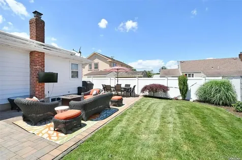 91 Pollok Place Hicksville NY 11801