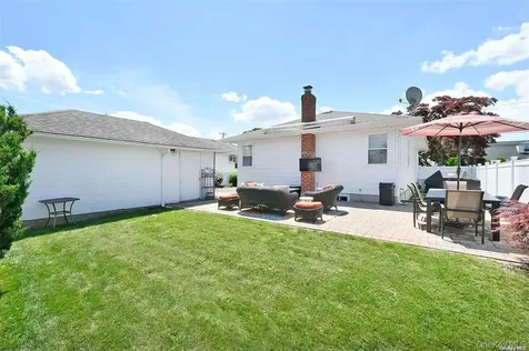 91 Pollok Place Hicksville NY 11801