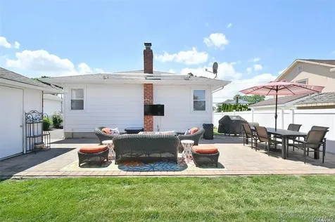 91 Pollok Place Hicksville NY 11801