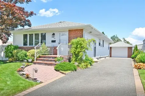 91 Pollok Place Hicksville NY 11801