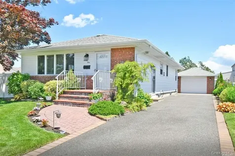 91 Pollok Place Hicksville NY 11801