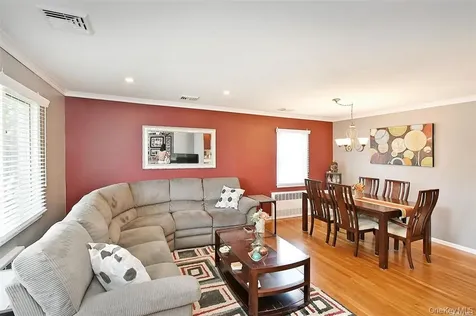 91 Pollok Place Hicksville NY 11801