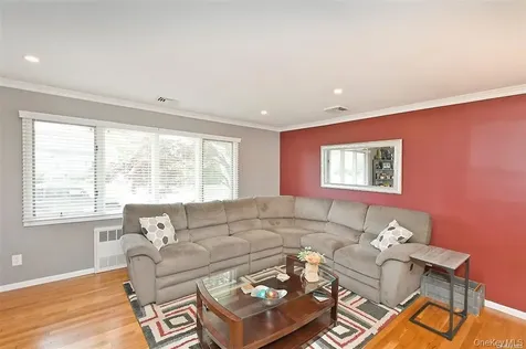 91 Pollok Place Hicksville NY 11801