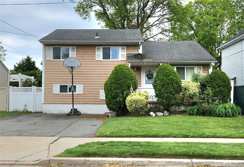 11 Howard Street Hicksville NY 11801