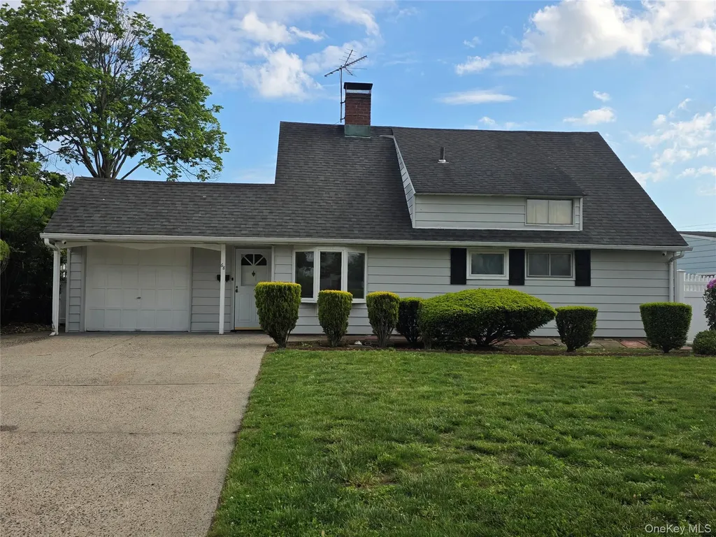 68 Summer Lane Hicksville NY 11801