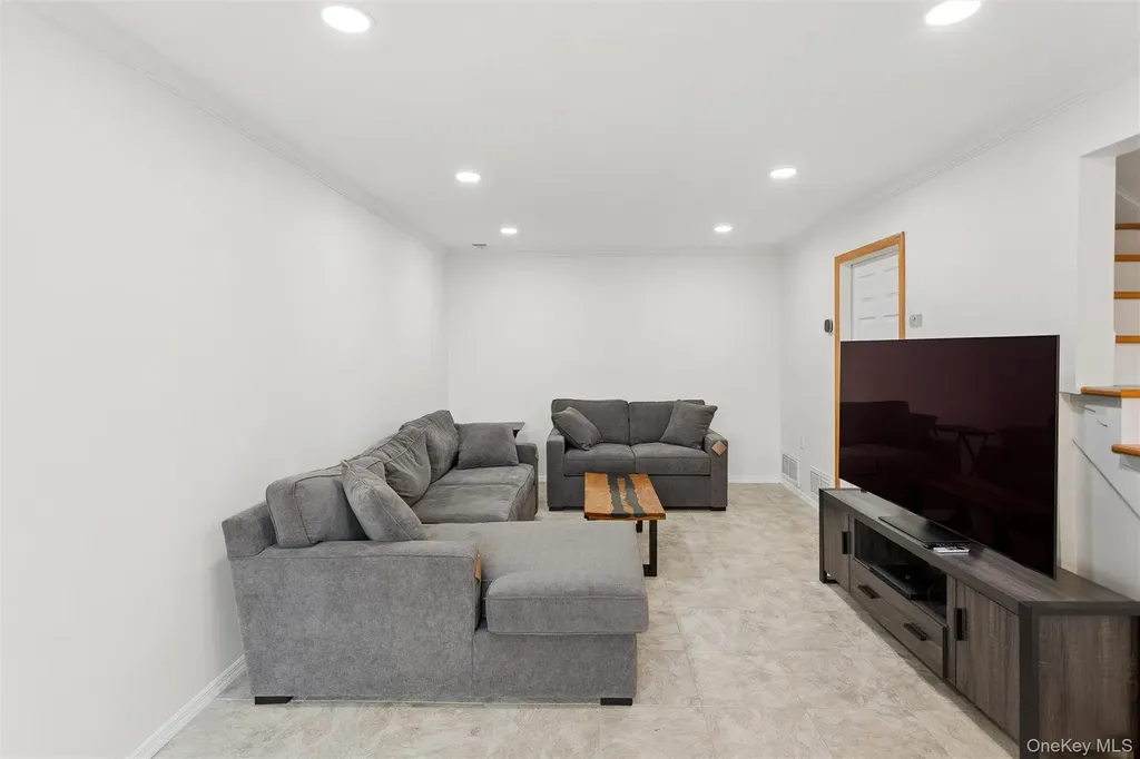17 Alhambra Drive Oceanside NY 11572