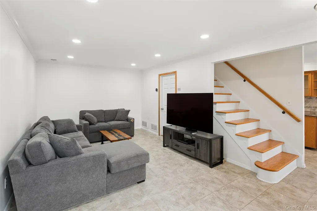 17 Alhambra Drive Oceanside NY 11572