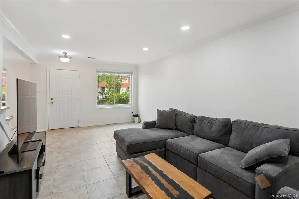 17 Alhambra Drive Oceanside NY 11572