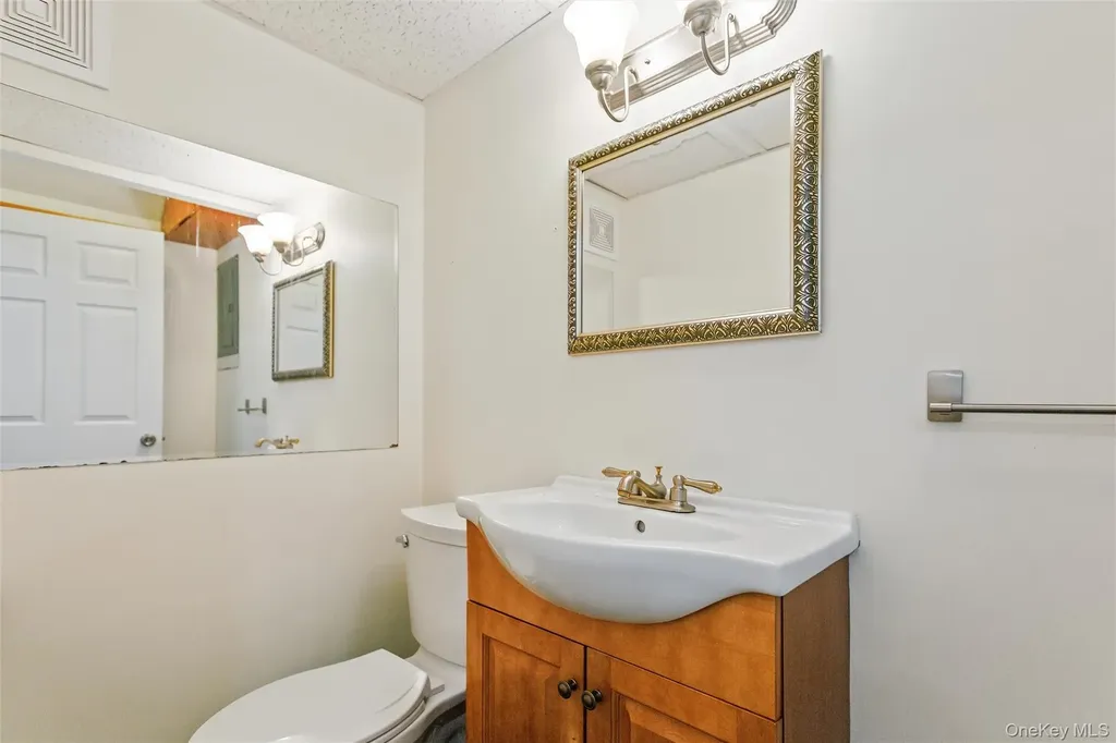 17 Alhambra Drive Oceanside NY 11572