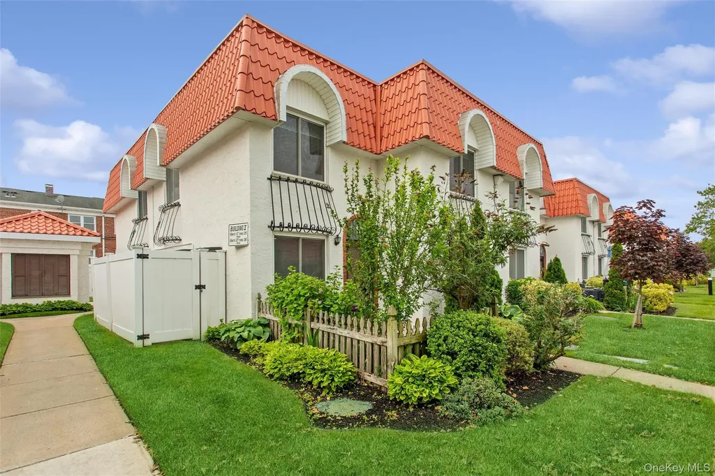 17 Alhambra Drive Oceanside NY 11572