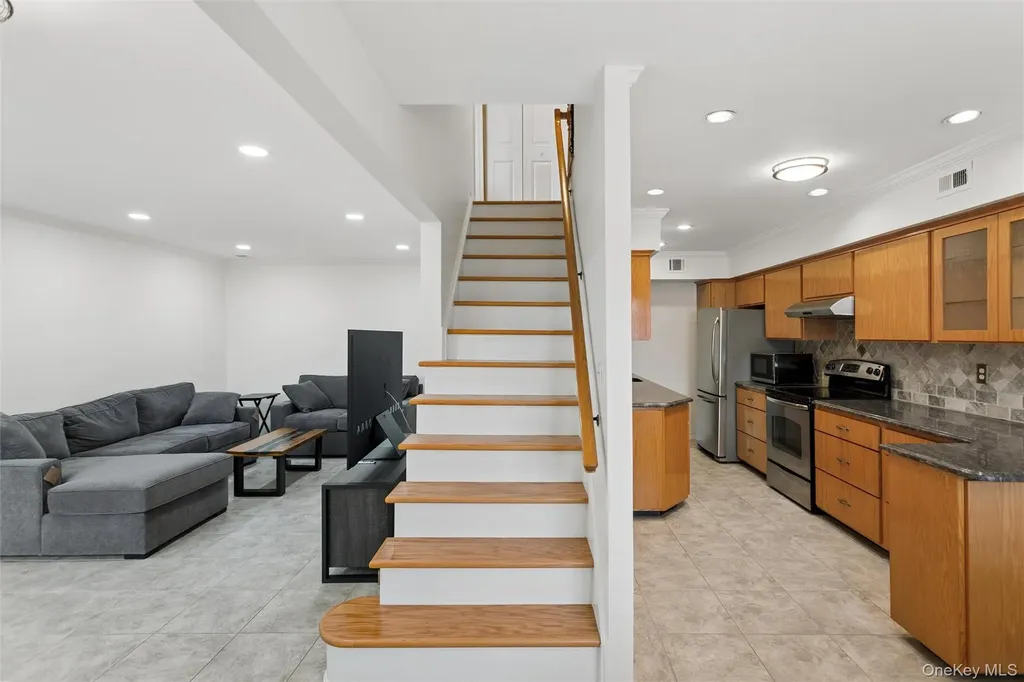 17 Alhambra Drive Oceanside NY 11572