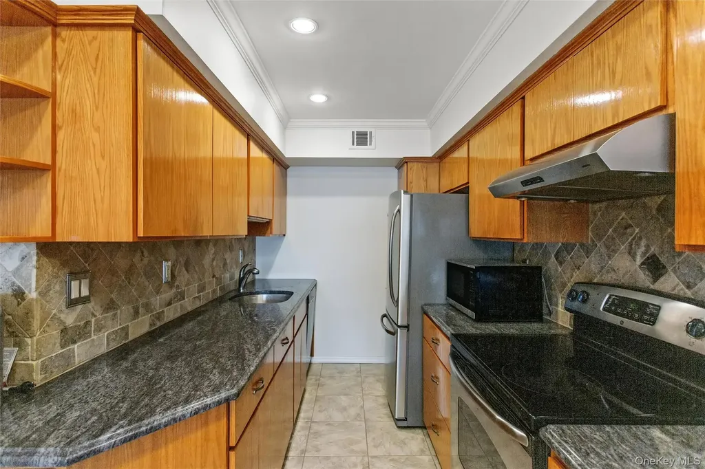 17 Alhambra Drive Oceanside NY 11572