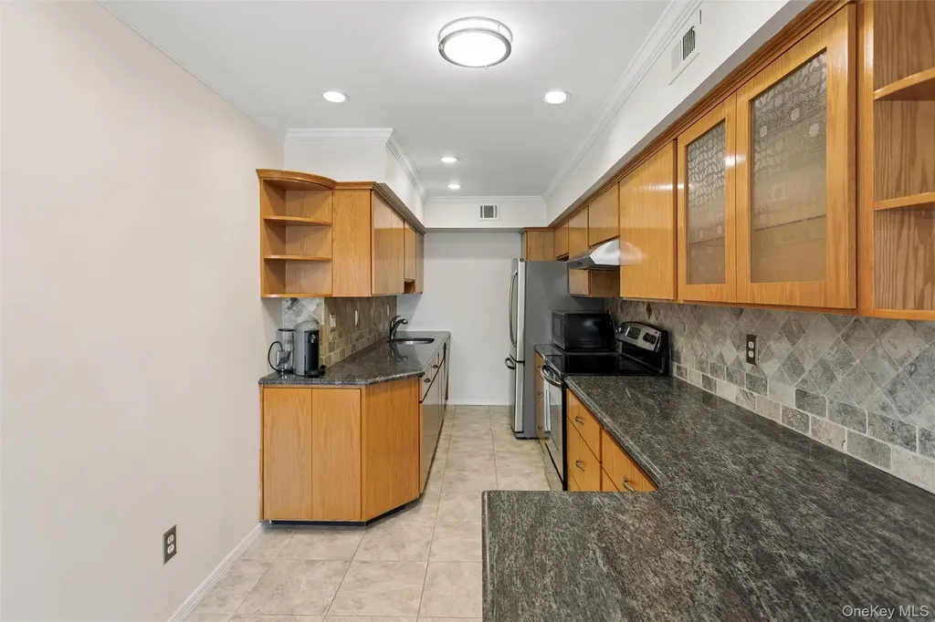17 Alhambra Drive Oceanside NY 11572