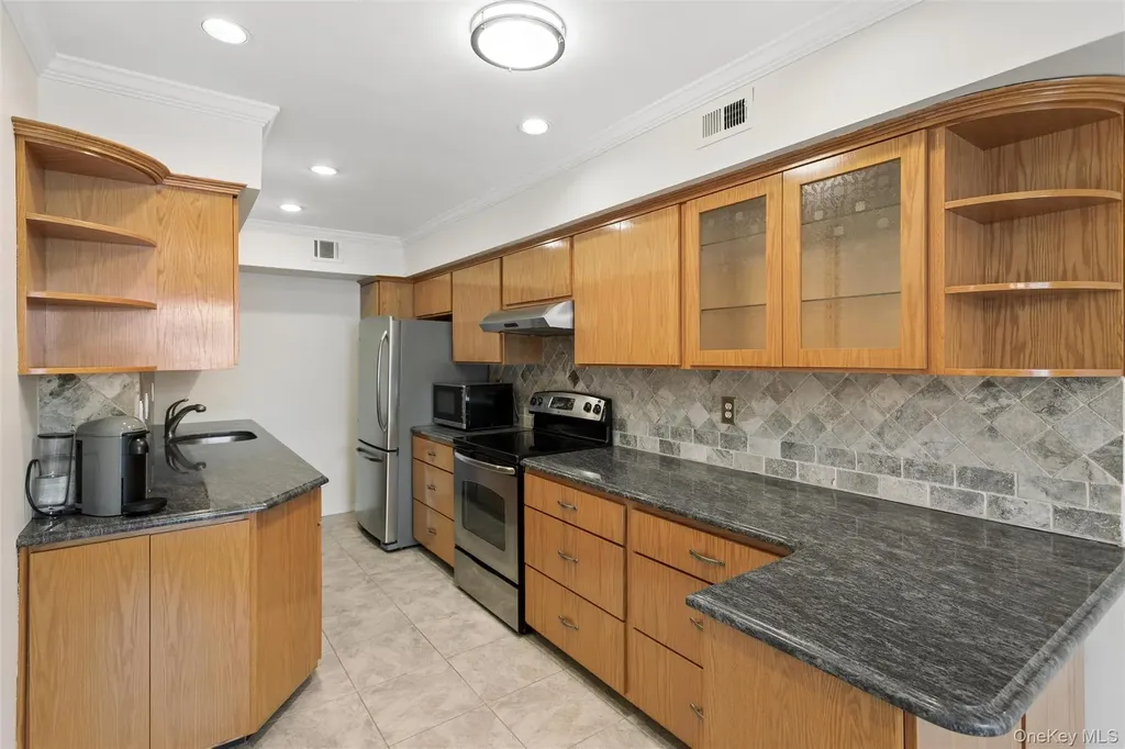 17 Alhambra Drive Oceanside NY 11572