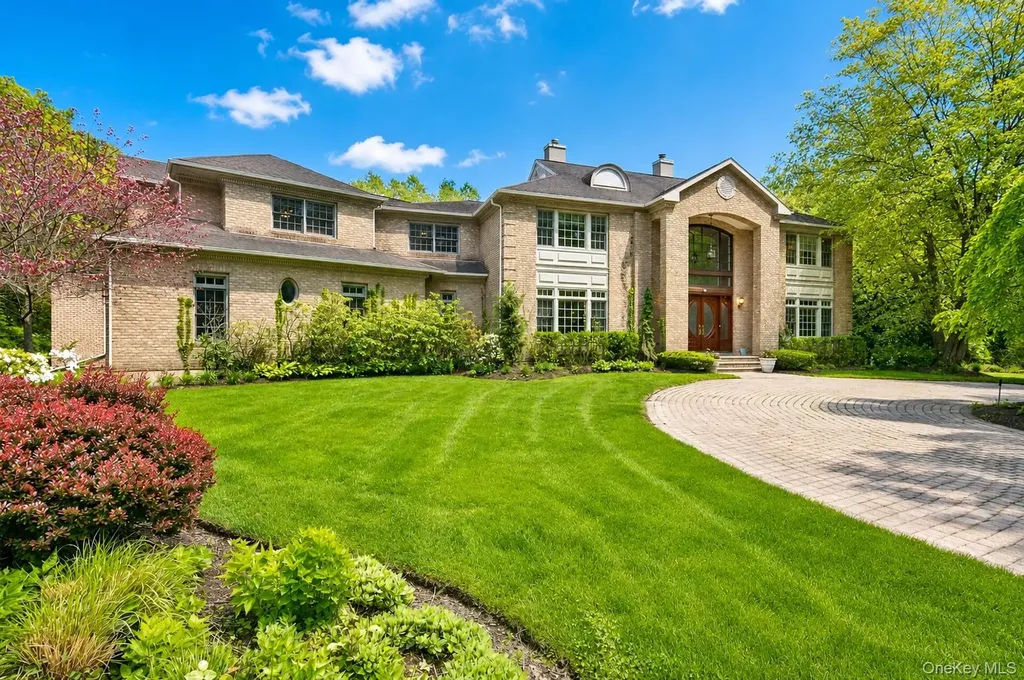 1 Springwood Path Laurel Hollow NY 11791
