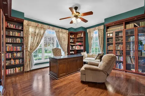 1 Springwood Path Laurel Hollow NY 11791