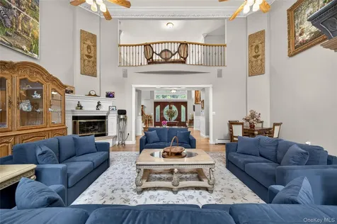 1 Springwood Path Laurel Hollow NY 11791
