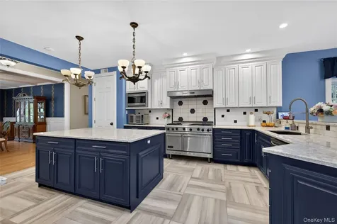 1 Springwood Path Laurel Hollow NY 11791